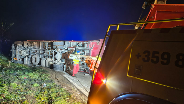 Тир, превозващ пратки, се обърна на Прохода на Републиката