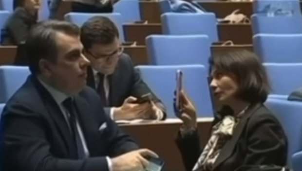 ДВЕ ЖЕНИ НА РЪБА НА НЕРВНА КРИЗА! Козилата и Асен Василев стягат селфита за Тик-Ток (КУЛТОВО ВИДЕО)