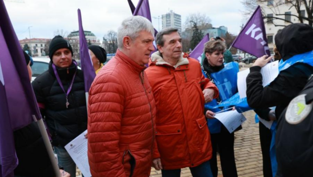 Синдикатите с акция пред НС: Питат депутатите какво ще стане с доходите през 2026 година