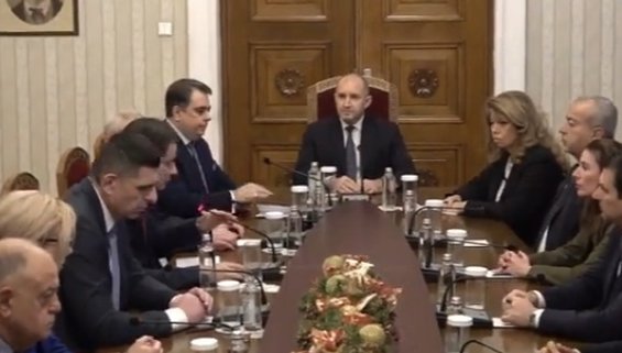 ИЗВЪНРЕДНО В ПИК TV! След като бутнаха кабинета - всички лидери на ППДБ отидоха на крака при президента. Ген. Атанасов го пита ще прави ли партия, Радев увърта (ВИДЕО)