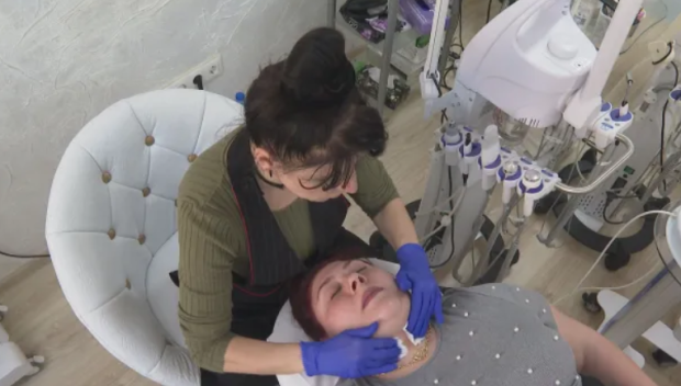 Масово недоволство срещу новите правила за работа на фризьори, козметици и татуисти