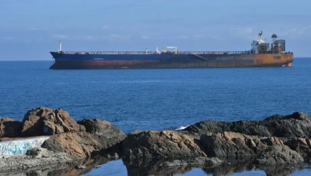 Изтеглят заседналия танкер край Ахтопол