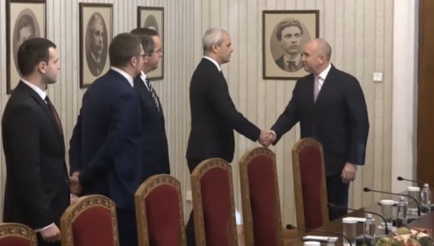 ГОРЕЩО В ПИК TV: Противниците на еврото се събраха - Костадинов се подмазва на Румен Радев, иска избори през март