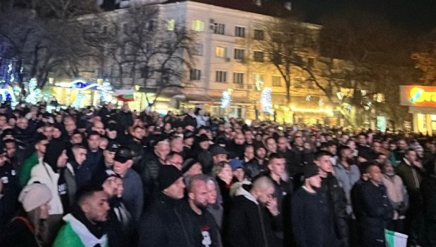 САМО В ПИК! В Стара Загора е страшно - хиляди се събраха, за да поискат стабилност в държавата (ВИДЕО/СНИМКИ)