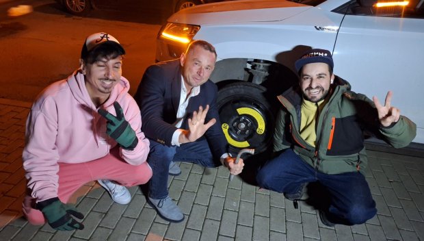 Преди концерта на Род Стюарт: Рафи сменя гума на политик