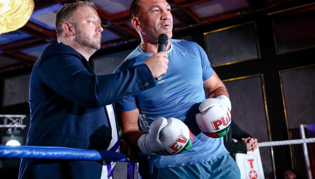 Гасиев нокаутира Кобрата в спора за регулярната световна титла