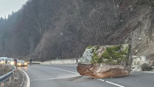 Голяма скала падна на пътя Банско - Гоце Делчев, спряха трафика