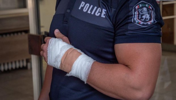 БАЛКАНСКА СВАДА: Сърбин налетя на бой на полицай в Капитан Андреево