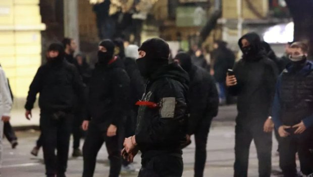 ИЗВЪНРЕДНО Нов опит за метеж в София след протеста на ППДБ - маскирани хвърлят бомбички, обръщат контейнери и заплашват случайни минувачи