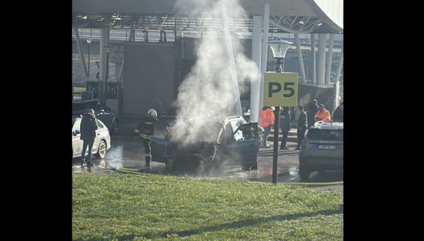 Кола се запали на паркинга на столичното летище „Васил Левски“