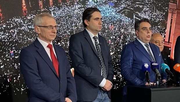 МЕЧТИТЕ ИМ РОЗОВИ, ГЛУПОСТИТЕ ИМ - НА ТЪРКАЛЕТА: Някой да спре ППДБ да се резилят как щели да имат 121 депутати в следващия парламент