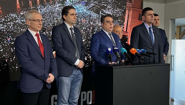 МЕЧТИТЕ ИМ РОЗОВИ, ГЛУПОСТИТЕ ИМ - НА ТЪРКАЛЕТА: Някой да спре ППДБ да се резилят как щели да имат 121 депутати в следващия парламент