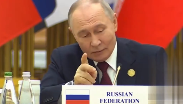 Путин се изнерви, след като не успя да си включи микрофона (ВИДЕО)