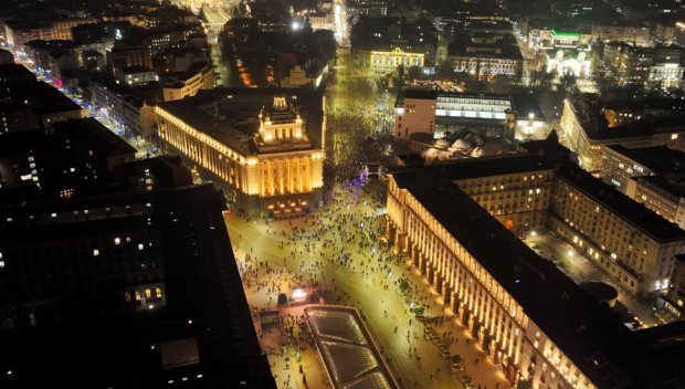 МЪКА СЛЕД ПРОТЕСТА: Лидерите на ППДБ сигурно се чувстват така, сякаш са поканили всичките си приятели на рожден ден, а са дошли само един-двама...