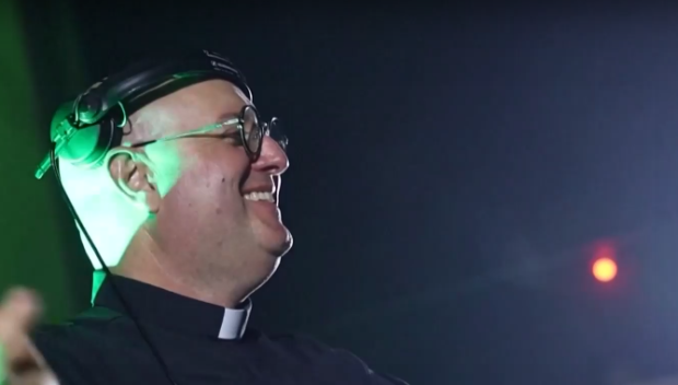 Католически свещеник разпространява посланията си като... диджей (ВИДЕО)