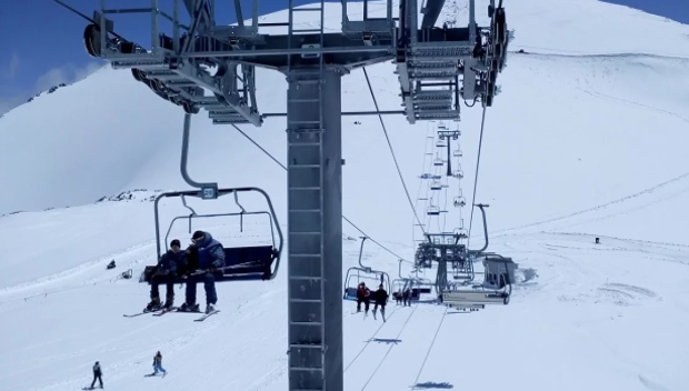 Един човек загина, а друг е ранен след падане от ски лифт в курорт в Черна гора