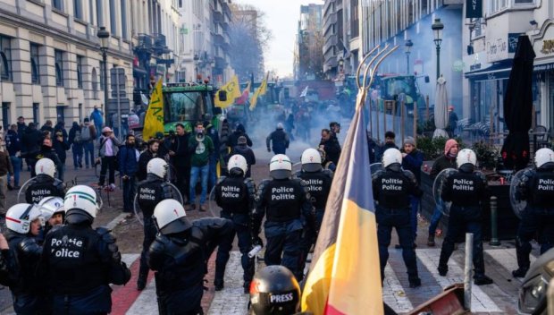 НАПРЕЖЕНИЕТО ЕСКАЛИРА: Сблъсъци между полиция и протестиращи фермери в Брюксел
