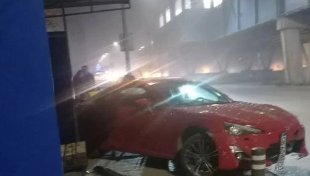 Автомобил се вряза в автобусна спирка в София