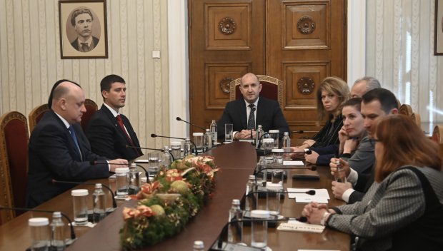 Радев обяви: Връчва първия мандат след Нова година