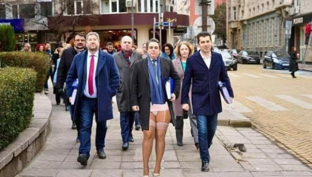 СМЯХ В ЗАЛАТА: Пусни Тиктока, да чуем Кокора - ето за какво още трябва да протестират пепеците