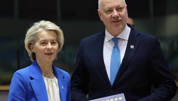 Желязков подари на Урсула фон дер Лайен българските евромоенти и обеща България да бъде...