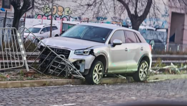 НА СТОЛИЧЕН БУЛЕВАРД: Джип яхна трамвайните ограждения