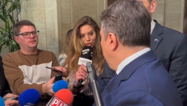 И ТОЗИ ПРЕВЪРТЯ! Кокорчо налетя на журналистка - пробва да й издърпа микрофона (ВИДЕО)