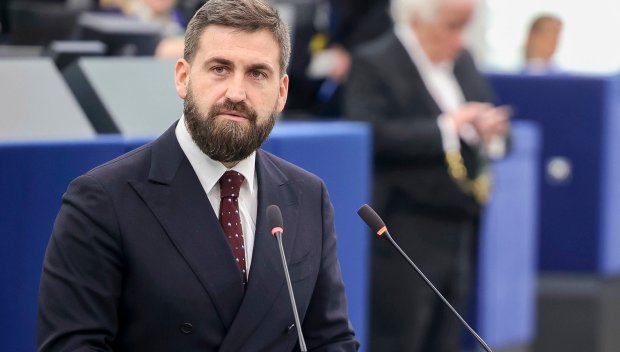 Български депутат направи нещо немислимо: Плачеше ми се като на дете... (ВИДЕО)