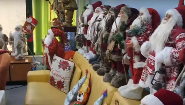 Счетоводител от Благоевград колекционира фигурки на Дядо Коледа, вече има над 100
