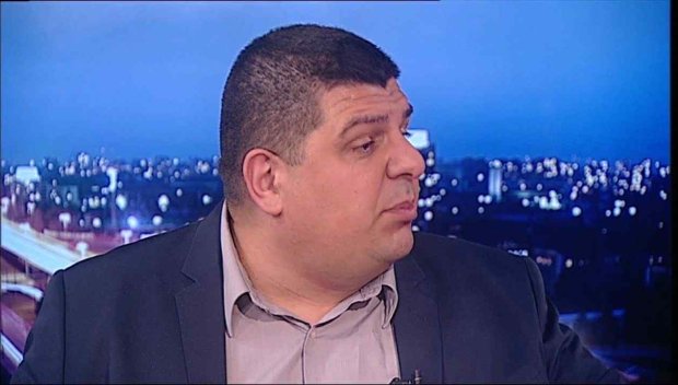 С анцузи, ръце в джобовете и погледи на сърдити батки: ППДБ грозно се заиграха с Възродителния процес