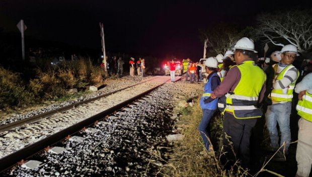 Влак дерайлира в Мексико, най-малко 13 загинаха и близо 100 са ранени