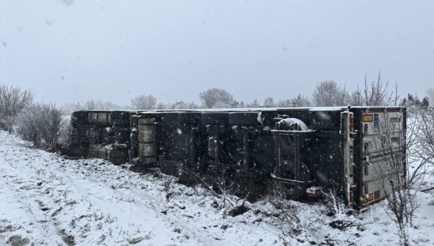 Тир се обърна край Видин, пътят е лед (СНИМКИ)