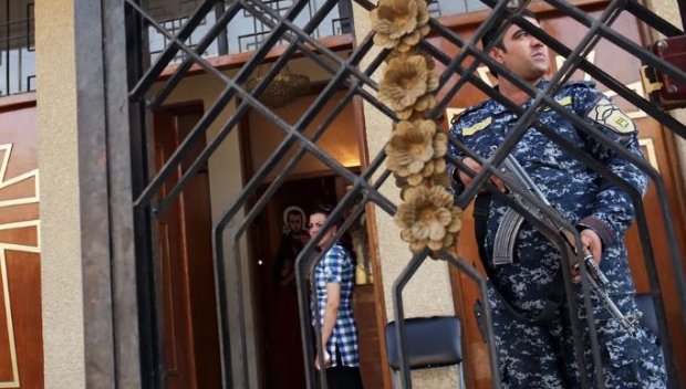 Палестинци запалиха коледна елха пред църква на Западния бряг