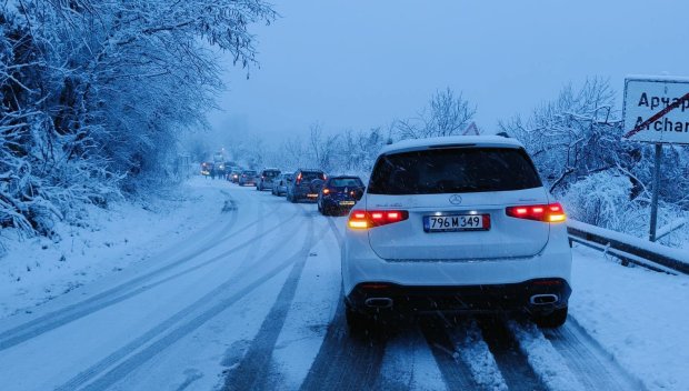 АПИ докладва: 377 машини обработват републиканските пътища, “Превала“ е затворен за камиони