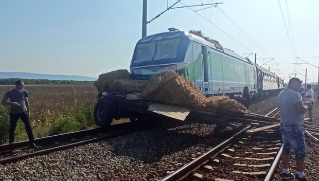 ТРАГЕДИЯ НАВРЪХ СТЕФАНОВДЕН: Влак блъсна каруца в Сливен, уби жена и дете