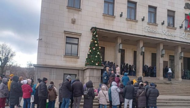 ПРЕЗ УИКЕНДА: Опашки за евро пред БНБ