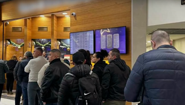 Преди приемането на еврото: Опашки пред банките в цялата страна за внасяне и превалутиране на пари