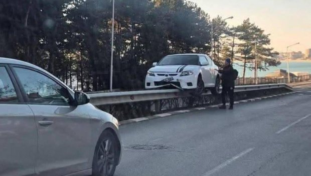 „Майсторско“ паркиране: Кола с украинска шофьорка „кацна“ върху мантинела край „Слънчев бряг“ (СНИМКА)