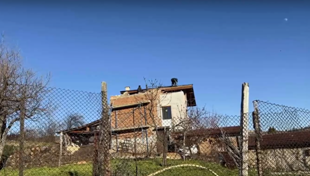 Отнесен от ураганните ветрове: Семейство с малки деца в Пазарджишко остана без покрив