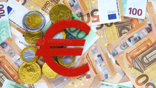 Минималната работна заплата става 620,20 евро