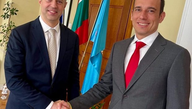 СКАНДАЛ: Кметът на Варна с нова издънка - полиция охранява български хора в Морската градина