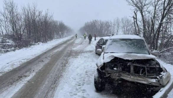 Челен удар между две коли във Врачанско, има пострадали деца