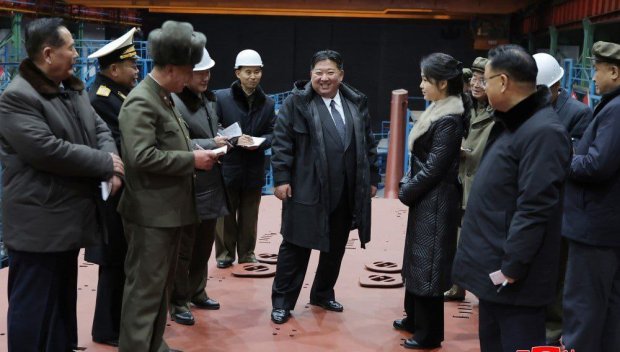 Ким Чен-ун инспектира строежа на атомна подводница