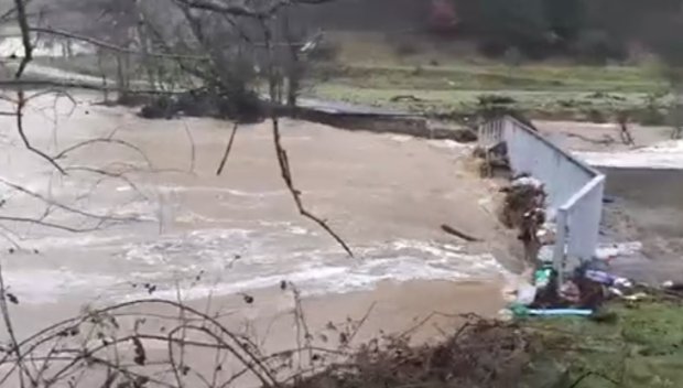 Спасиха баща и син от Крумовград, блокирани с часове в река Арда