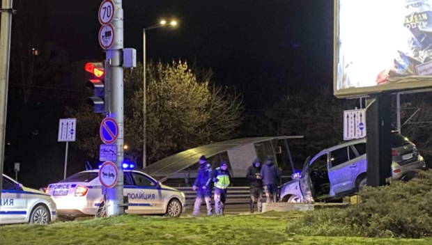 Кола кацна на подлеза на булевардите България и Гоце Делчев