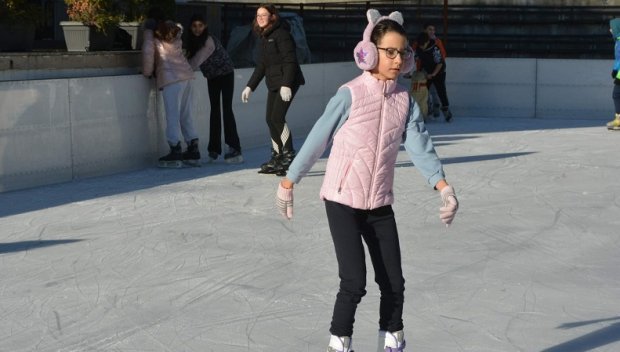 Топлото време затвори ледената пързалка в Хасково