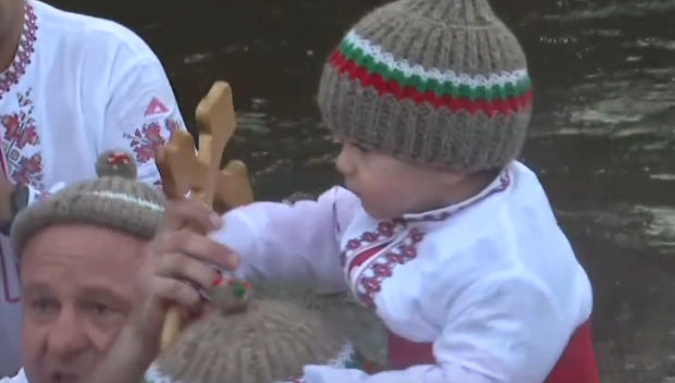 Мъжкото хоро се изви в ледените води на Тунджа в Калофер (СНИМКИ/ВИДЕО)