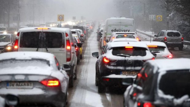 30 катастрофи от началото на деня в София заради снега