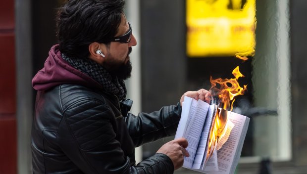 Протестиращите в Иран започнаха да палят и Корана