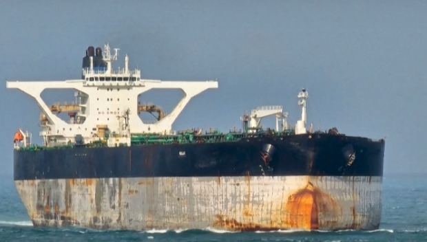 Русия ескортира с подводница празен петролен танкер, издирван от САЩ